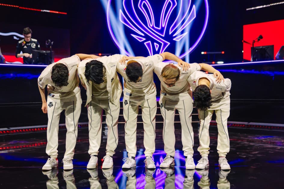 Foto da equipe da G2 no palco do MSI 2025.
