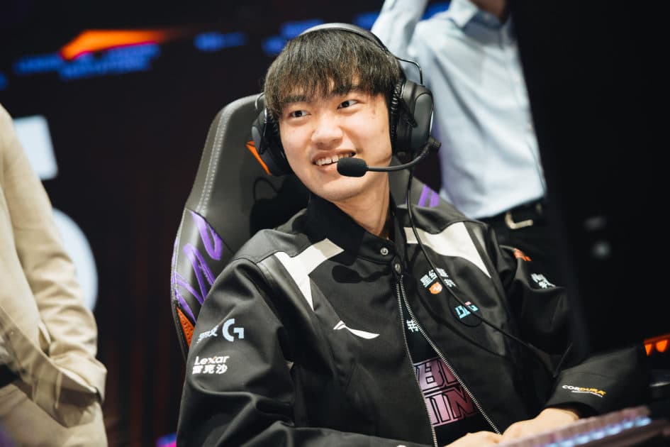 Foto de Knight sorrindo.