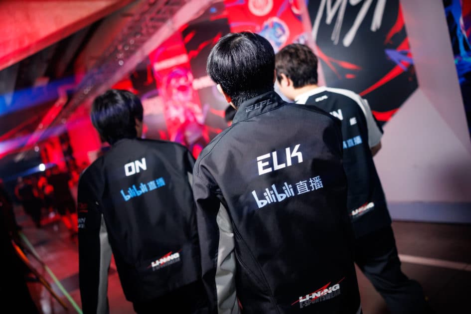 Foto de ON e ELK representando a BLG.