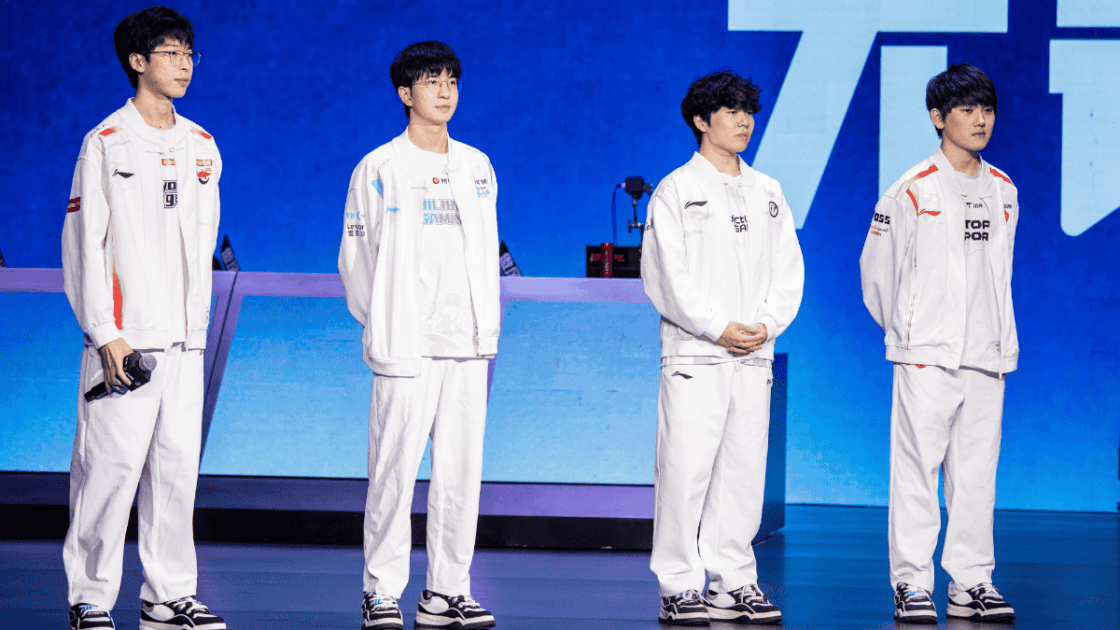 Foto de jogadores enfileirados para definição dos confrontos dos playoffs na LPL 2025 3º Split.