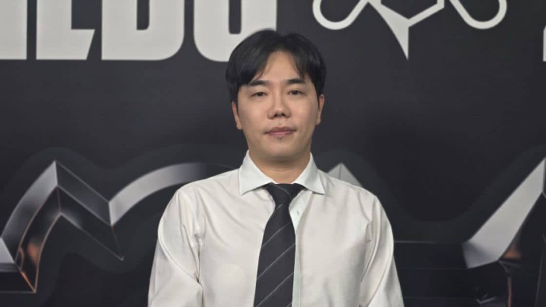 Na foto, o técnico da Top Esports (TES) no Worlds 2025, Homme