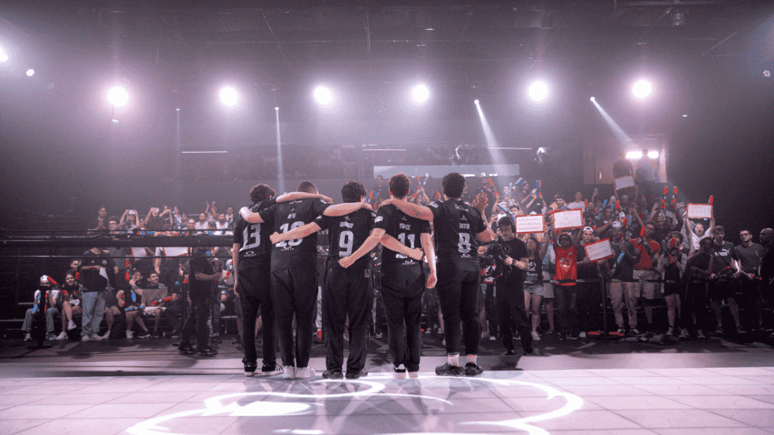 Foto da equipe da FURIA no palco do CBLOL 2026.